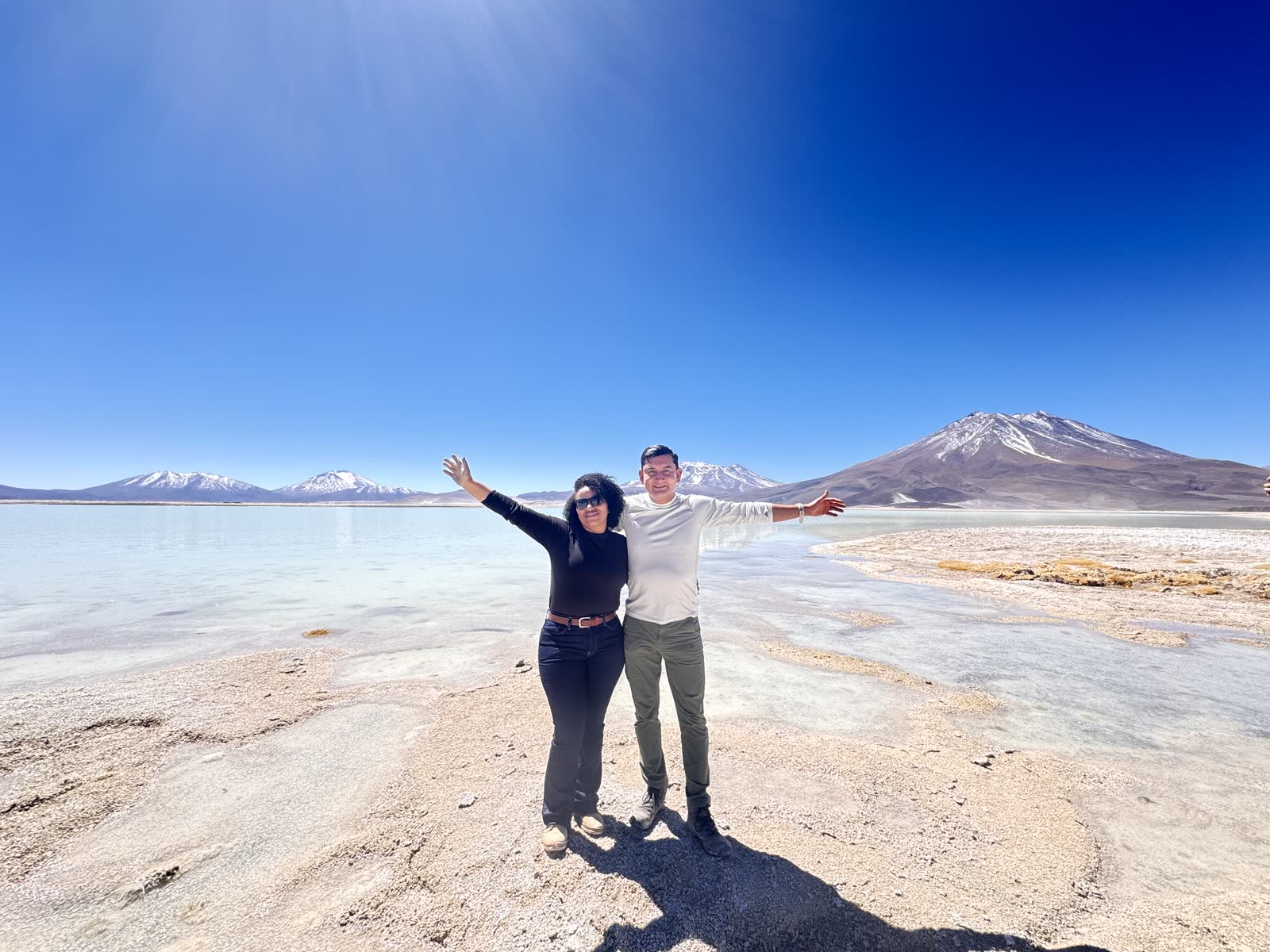 Álvaro y Josy en una laguna de altura del norte de Chile